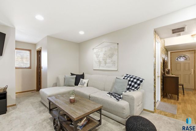 1509 E 54th St Street, Sioux Falls, SD 57103