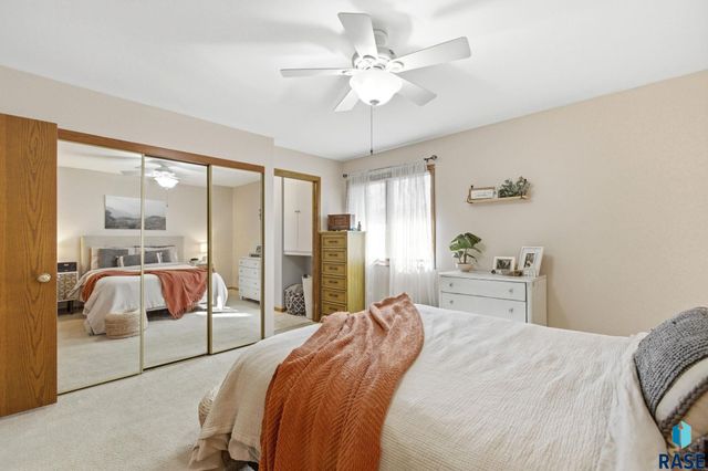 1509 E 54th St Street, Sioux Falls, SD 57103