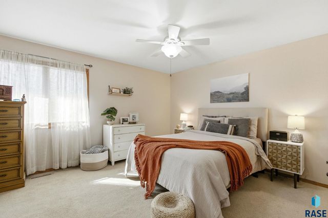 1509 E 54th St Street, Sioux Falls, SD 57103