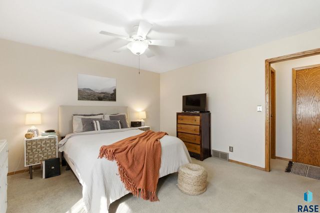 1509 E 54th St Street, Sioux Falls, SD 57103