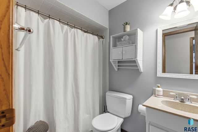 1509 E 54th St Street, Sioux Falls, SD 57103