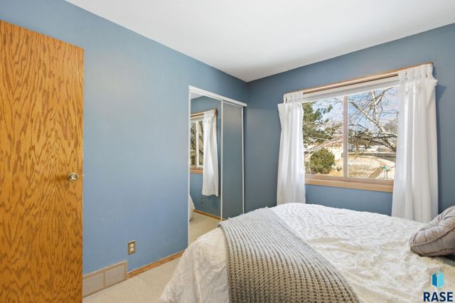 1509 E 54th St Street, Sioux Falls, SD 57103