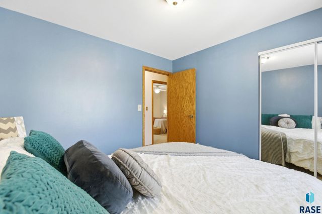 1509 E 54th St Street, Sioux Falls, SD 57103