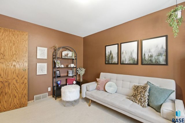 1509 E 54th St Street, Sioux Falls, SD 57103