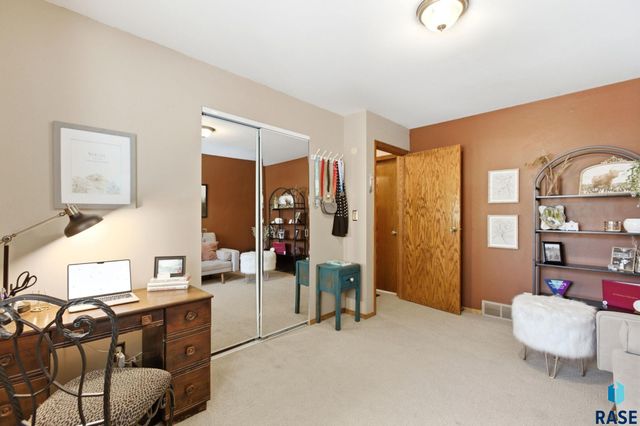 1509 E 54th St Street, Sioux Falls, SD 57103