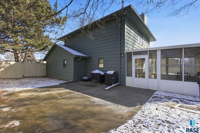 1509 E 54th St Street, Sioux Falls, SD 57103