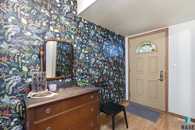 1509 E 54th St Street, Sioux Falls, SD 57103