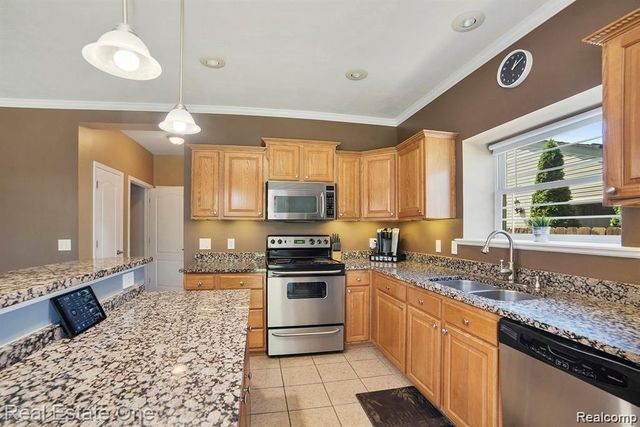 2043 VERMONT Drive, Troy, MI 48083