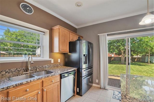 2043 VERMONT Drive, Troy, MI 48083