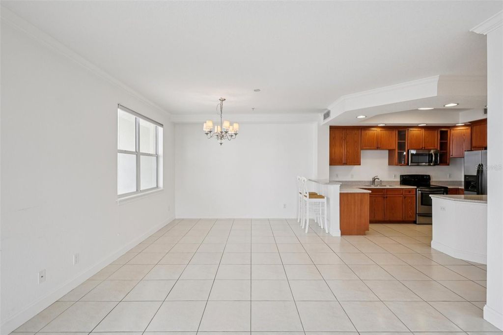 Image 11 of property listing at 750 4TH AVENUE S 502, St Petersburg, FL 33701