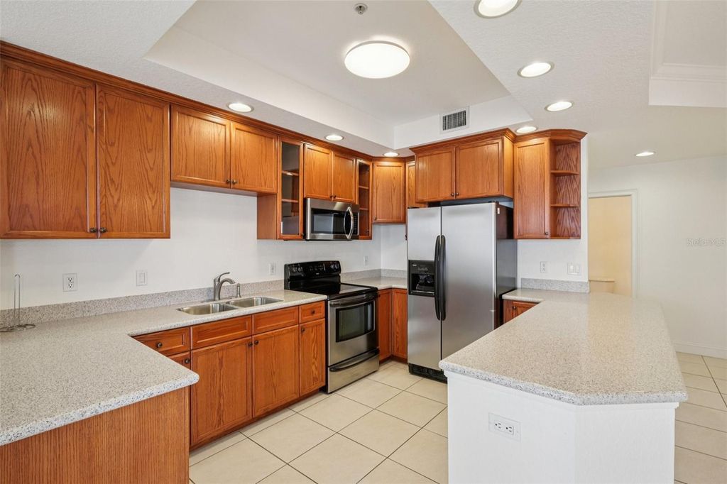 Image 14 of property listing at 750 4TH AVENUE S 502, St Petersburg, FL 33701