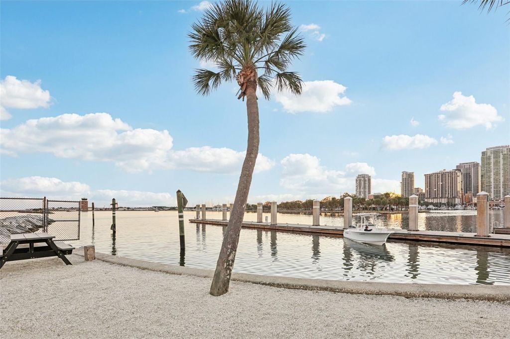 Image 39 of property listing at 750 4TH AVENUE S 502, St Petersburg, FL 33701