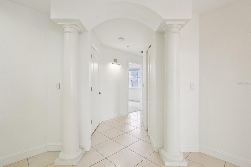 Image 5 of property listing at 750 4TH AVENUE S 502, St Petersburg, FL 33701