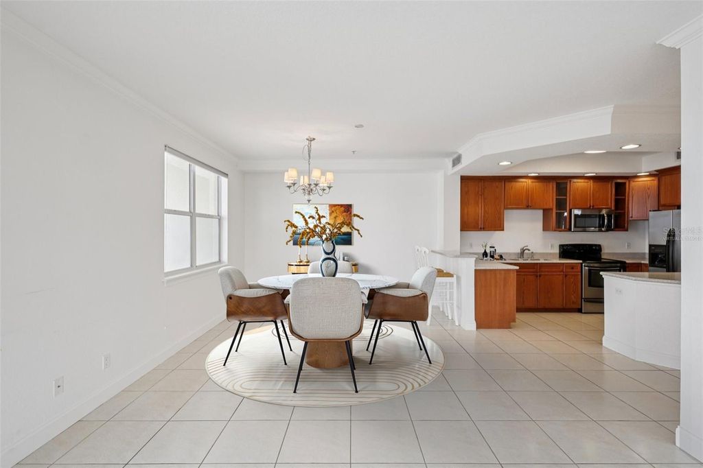 Image 10 of property listing at 750 4TH AVENUE S 502, St Petersburg, FL 33701