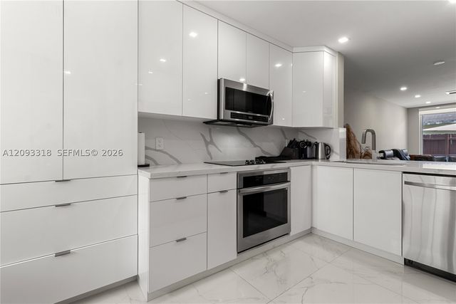 801 NE 1st St 9, Fort Lauderdale, FL 33301