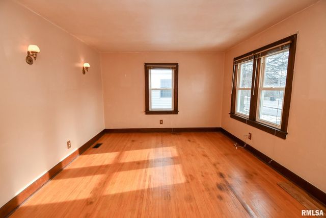 1005 PEORIA Street, Washington, IL 61571