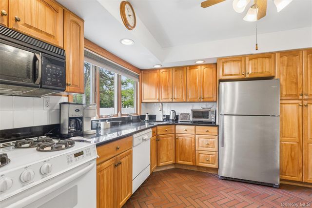 2 Garvey Drive, Hauppauge, NY 11788