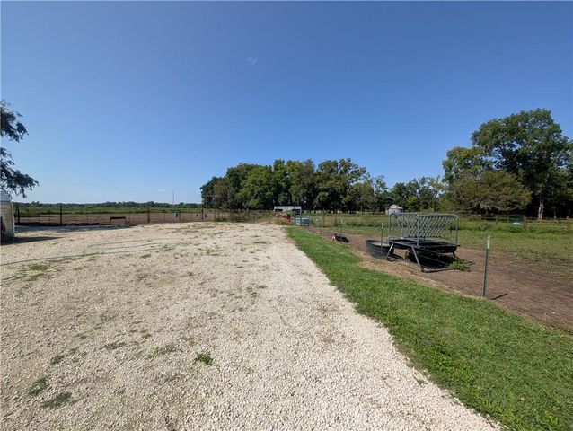 1013 2400th Street, Laharpe, KS 66751