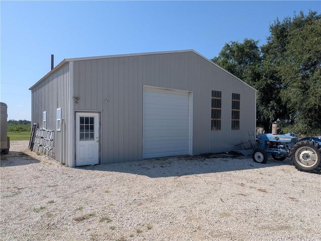 1013 2400th Street, Laharpe, KS 66751