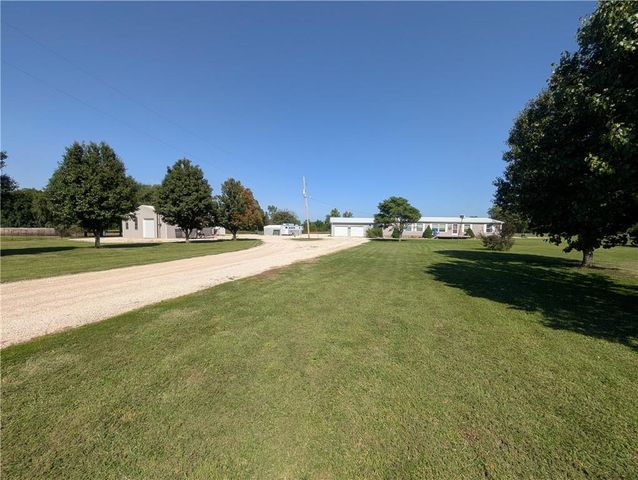 1013 2400th Street, Laharpe, KS 66751
