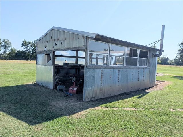 1013 2400th Street, Laharpe, KS 66751