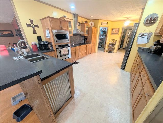 1013 2400th Street, Laharpe, KS 66751