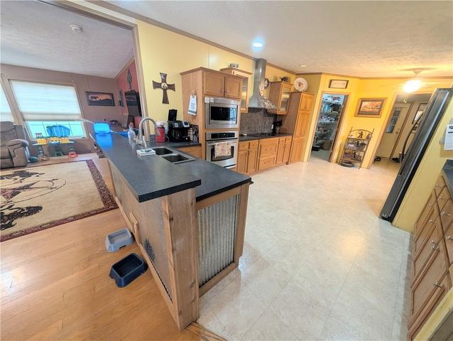 1013 2400th Street, Laharpe, KS 66751