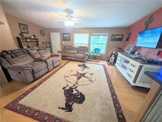 1013 2400th Street, Laharpe, KS 66751