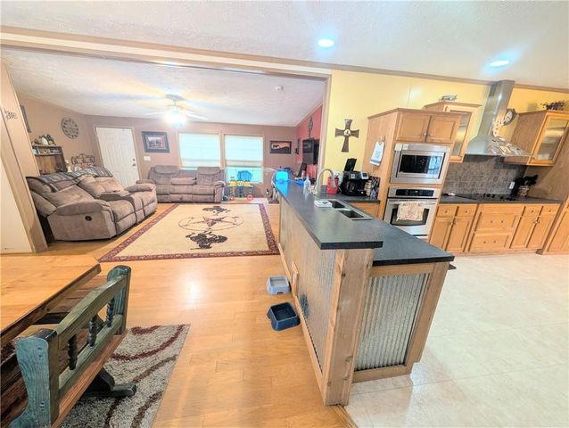 1013 2400th Street, Laharpe, KS 66751