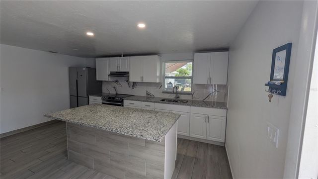 5723 9TH STREET CIRCLE E, Bradenton, FL 34203