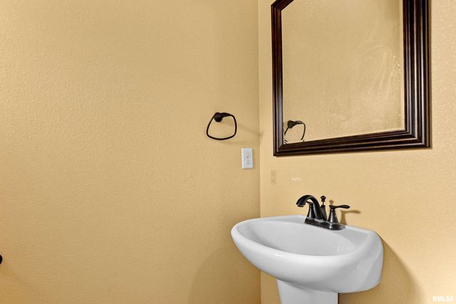 3403 W KING JAMES Road, Peoria, IL 61615