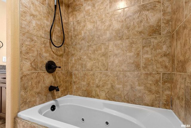 3403 W KING JAMES Road, Peoria, IL 61615