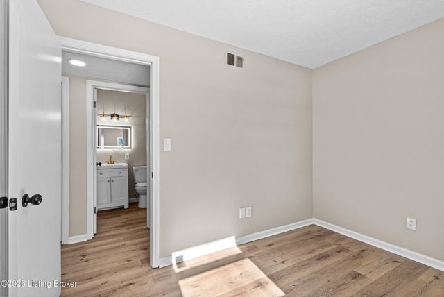 803 Flicker Rd, Louisville, KY 40214