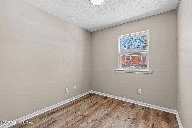 803 Flicker Rd, Louisville, KY 40214