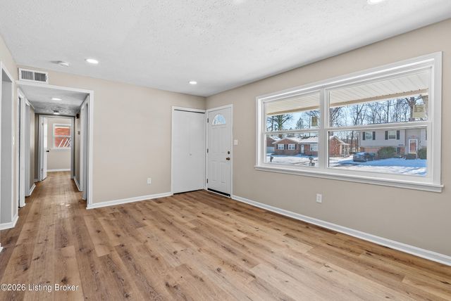 803 Flicker Rd, Louisville, KY 40214