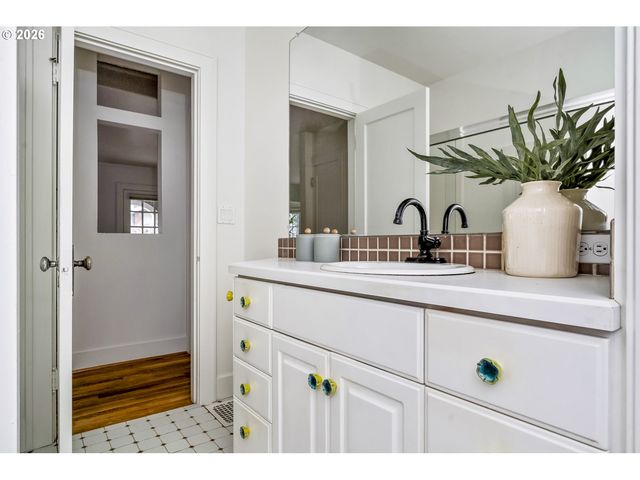 2826 Ne 61ST Ave, Portland, OR 97213