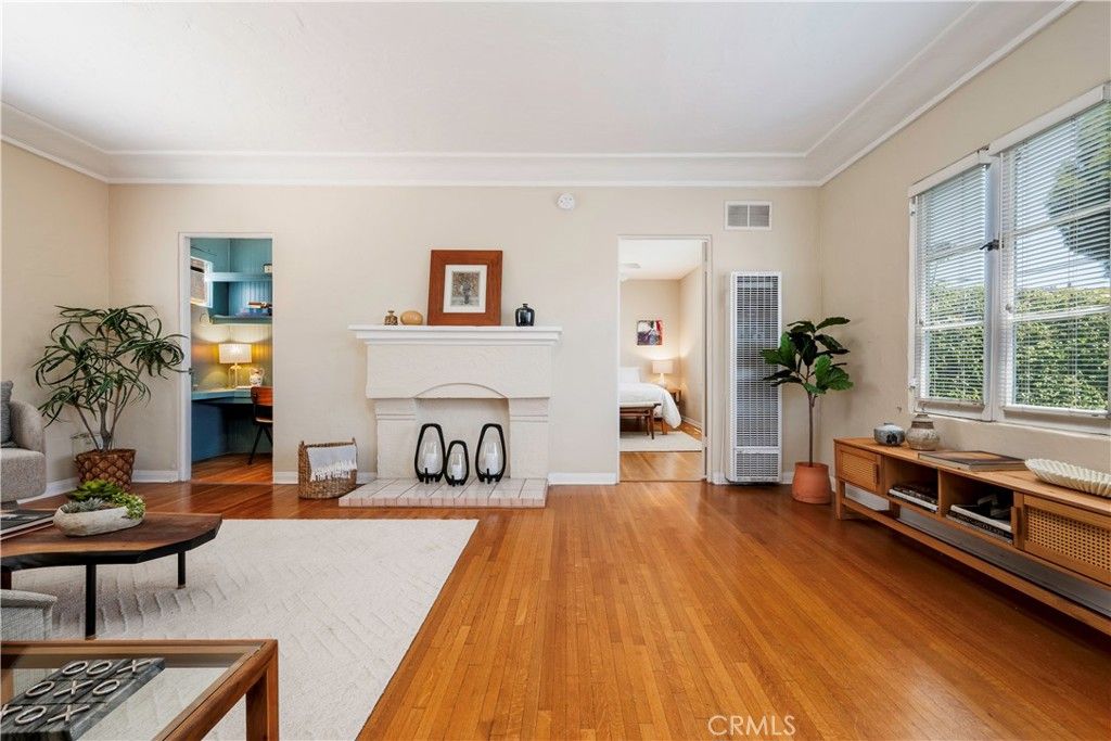 Image 10 of property listing at 3517 E 2nd, Long Beach, CA 90803
