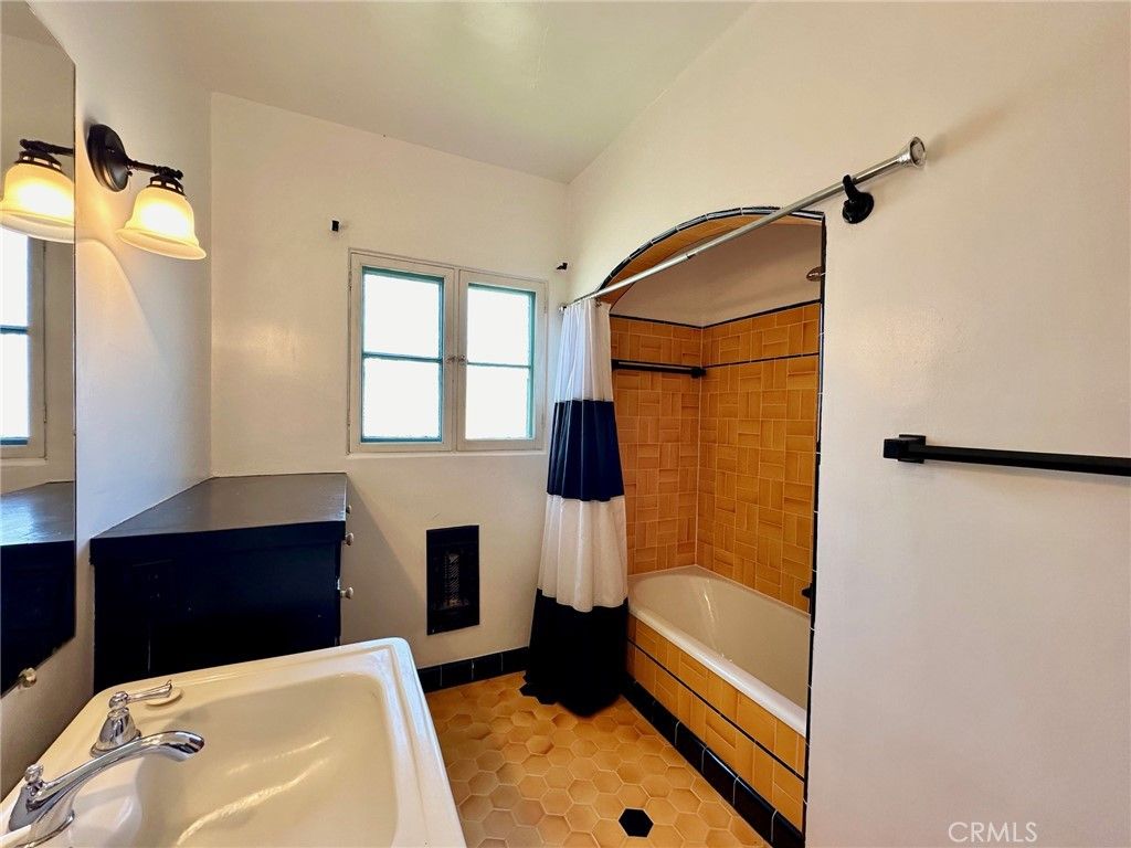 Image 63 of property listing at 3517 E 2nd, Long Beach, CA 90803