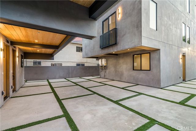 2204 Carmona, Los Angeles, CA 90016