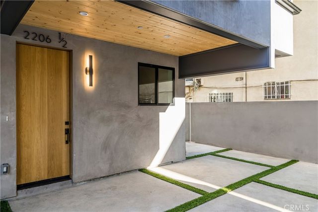 2204 Carmona, Los Angeles, CA 90016