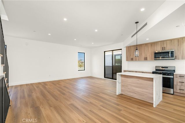 2204 Carmona, Los Angeles, CA 90016