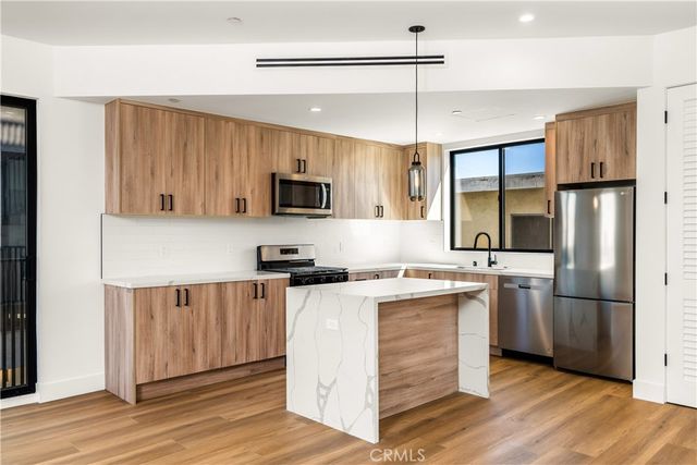 2204 Carmona, Los Angeles, CA 90016