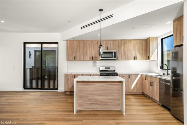 2204 Carmona, Los Angeles, CA 90016