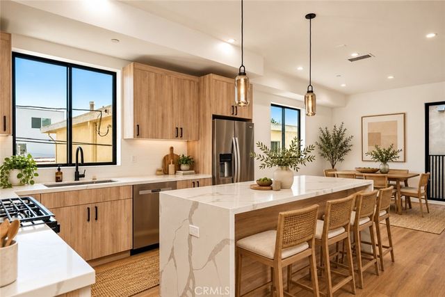 2204 Carmona, Los Angeles, CA 90016
