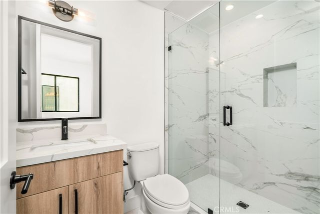 2204 Carmona, Los Angeles, CA 90016