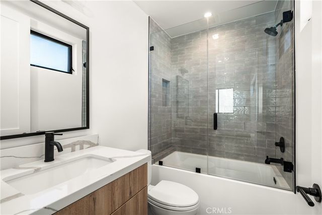 2204 Carmona, Los Angeles, CA 90016