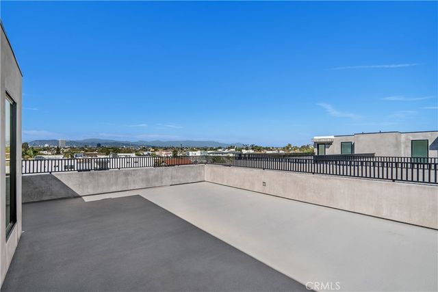 2204 Carmona, Los Angeles, CA 90016