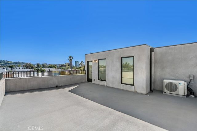 2204 Carmona, Los Angeles, CA 90016