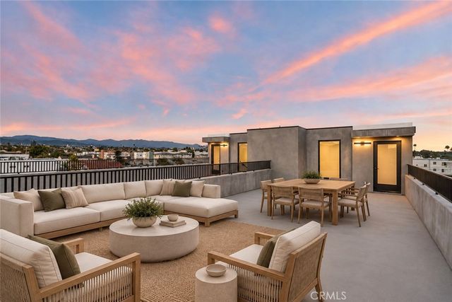 2204 Carmona, Los Angeles, CA 90016