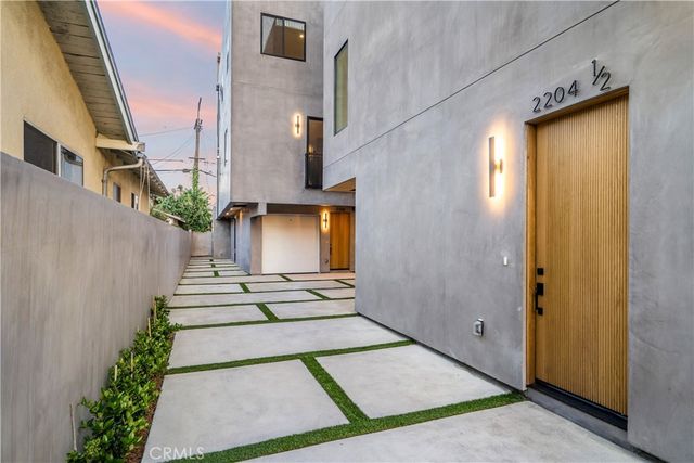 2204 Carmona, Los Angeles, CA 90016